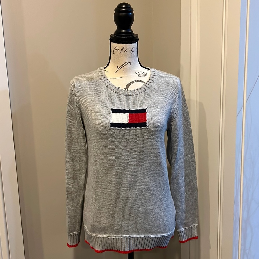 NWOT Ladies Tommy Hilfiger Crew Neck Sweater Size Medium!!